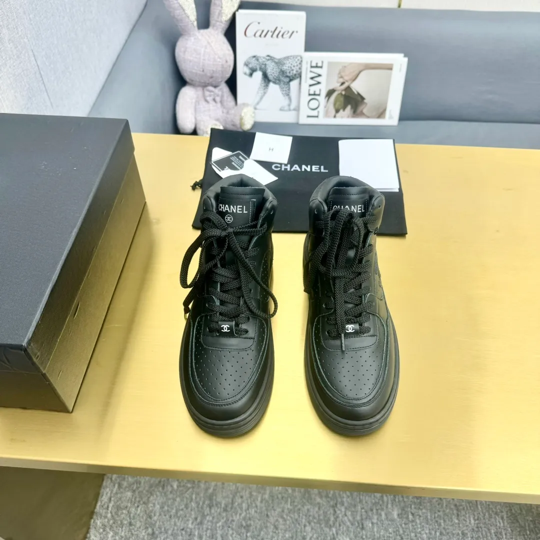 👟👟Ex-factory price 680👟👟 Top version oil edge craftsmanship, original order quality! 35-45 Couple Model Chanel Chanel 24C Early Spring Vacation Series Xiaoxiang Metal Casual Sports Shoes Gold Panda Shoes The latest foreign catwalk series Chanel Chanel 2023 early spring series is held in the second smallest country in the world. The series is inspired by Monaco's international seaside lifestyle, from the F1 racing track to the beach pool, from the casino to the tennis court, creating a diverse and unique new series of racing driver's helmets, one-piece suits and other elements that have been reinterpreted to be more fashionable. Exquisite packaging at the delivery counter🛍📦 ▪️Fabric: Original calfskin ▪️Lining: Original custom imported cowhide ▪️Sole: Original TPU outsole ▪️Size: Women's 35-45